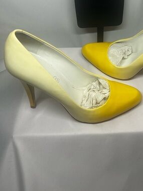 ☀️ HELLO SUNSHINE ☀️ ALDO Yellow Ombré Pointed Toe Pumps